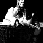 Spotkania z OFFTeatrem Teatr KOD - "Oszalała", starsza kobieta z koszem wiklinowym