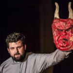Aktor Chojnickiego Studia Rapsodycznego z maską demona - Kazanie XXI