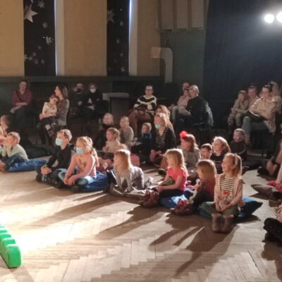 Zdjęcie - 2021.12.15 Spotkania z OFFTeatrem dla dzieci – Kto Tam? – Teatr Uszyty
