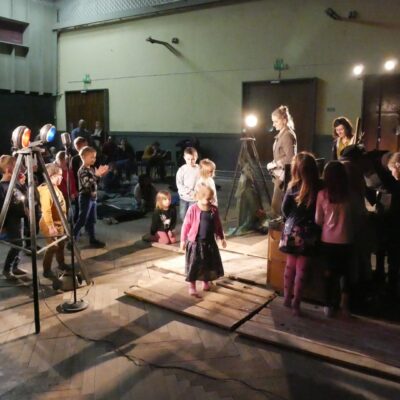 Zdjęcie - 2022.03.26 Rodzinne Spotkania z OFFTeatrem  – „Dong co ma świecący nos” – Teatr Uszyty