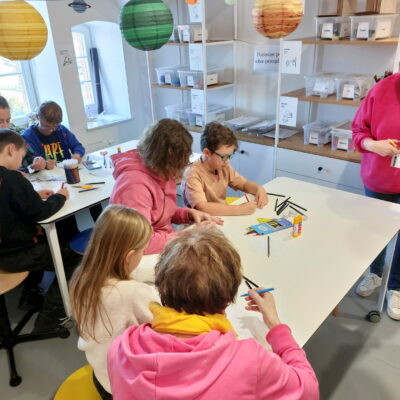 Zdjęcie - 2025.10.19 Kosmiczne energie – warsztaty familijne w SOWA Gorzów Wielkopolski