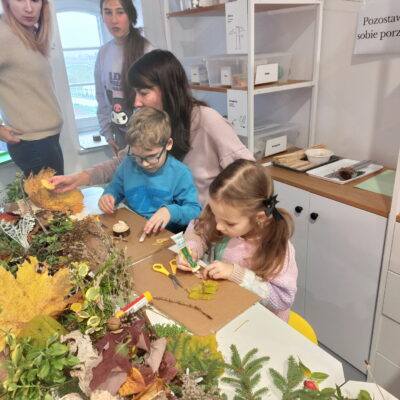 Zdjęcie - 2025.11.09 Eko sztuka z darów natury – warsztaty familijne w SOWA Gorzów Wielkopolski