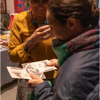 Zdjęcie - 2025.11.21 „Dowody miłości” – wernisaż wystawy w witrynie w IPEA