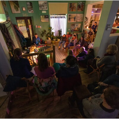 Zdjęcie - 2025.11.21 „Dowody miłości” – wernisaż wystawy w witrynie w IPEA