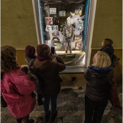 Zdjęcie - 2025.11.21 „Dowody miłości” – wernisaż wystawy w witrynie w IPEA