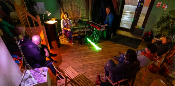 Galeria - 2025.11.21 „Dowody miłości” – wernisaż wystawy w witrynie w IPEA